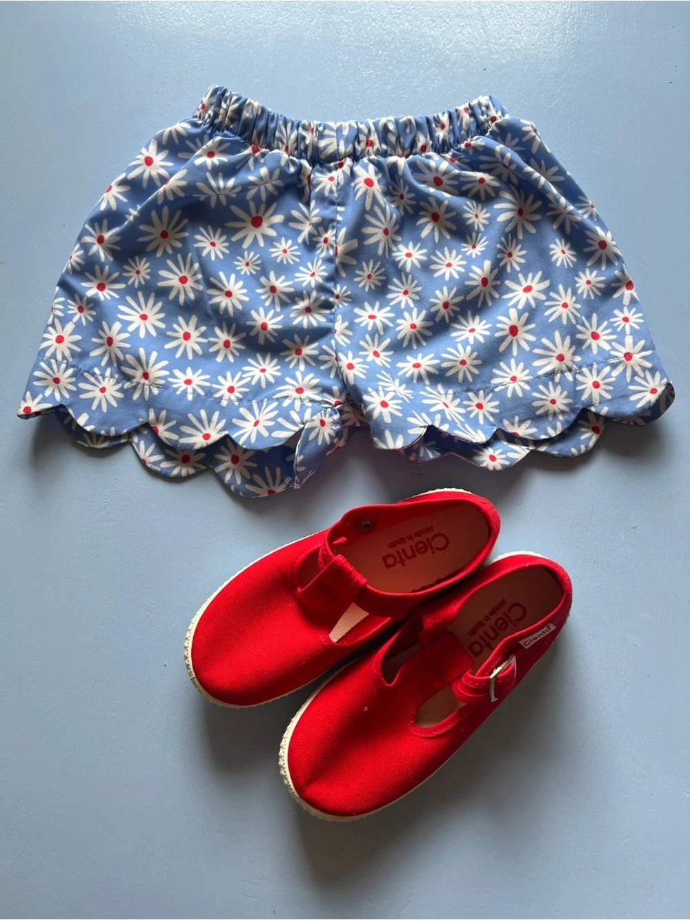 Red Cientas Size 29 fit a 5 or 6 year old in my opinion